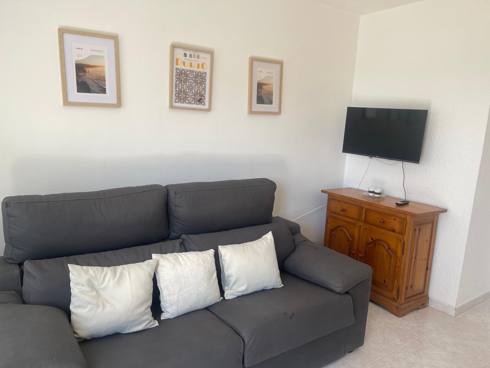 Alojamiento Delfimar Sur – salón con TV