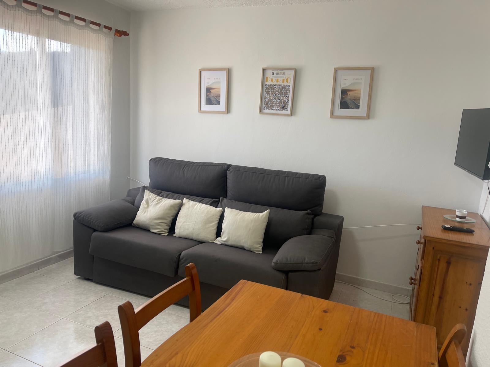 Alojamiento Delfimar Sur – salón con sofá