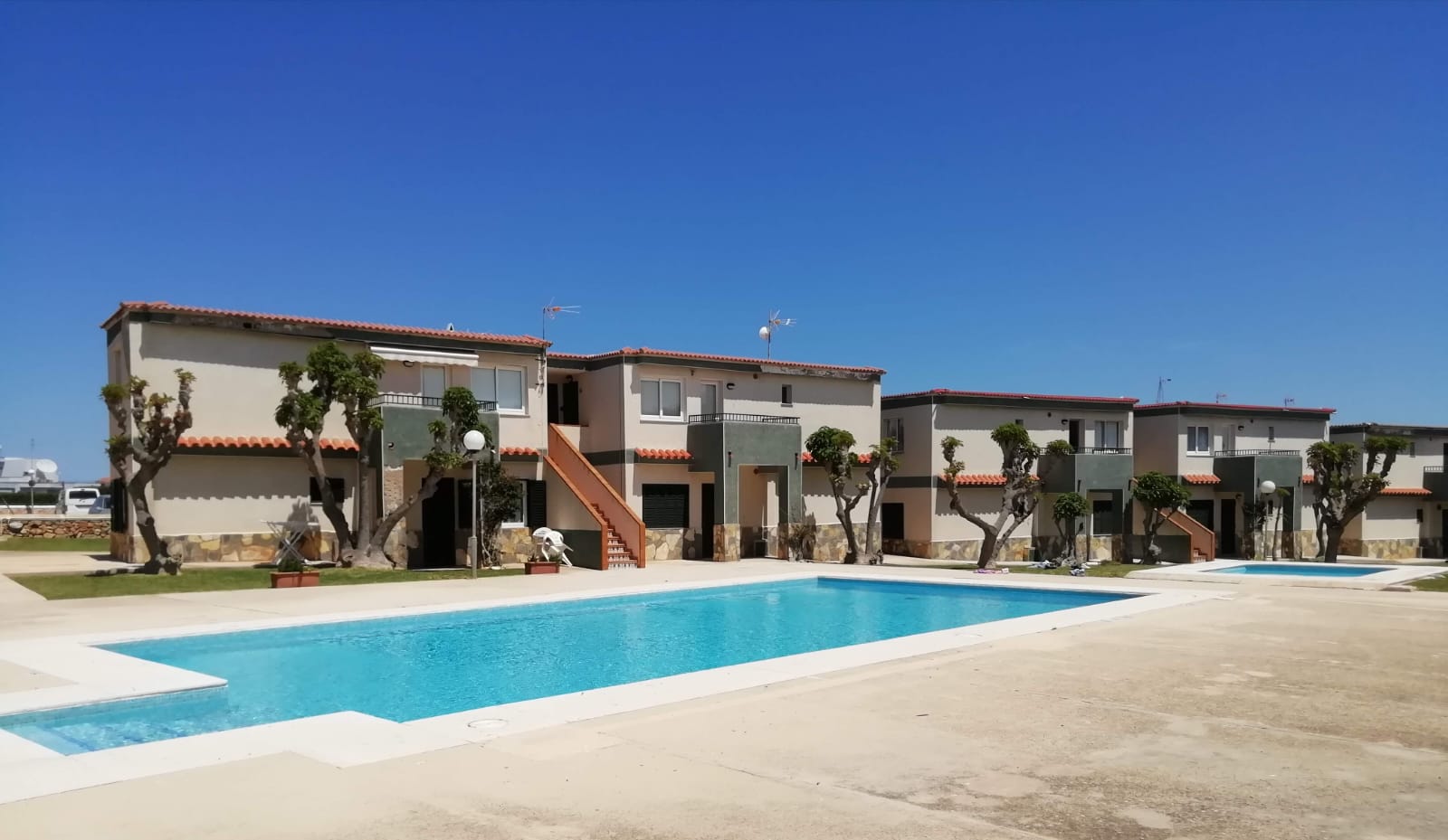 Piscina comunitaria y exterior del edificio