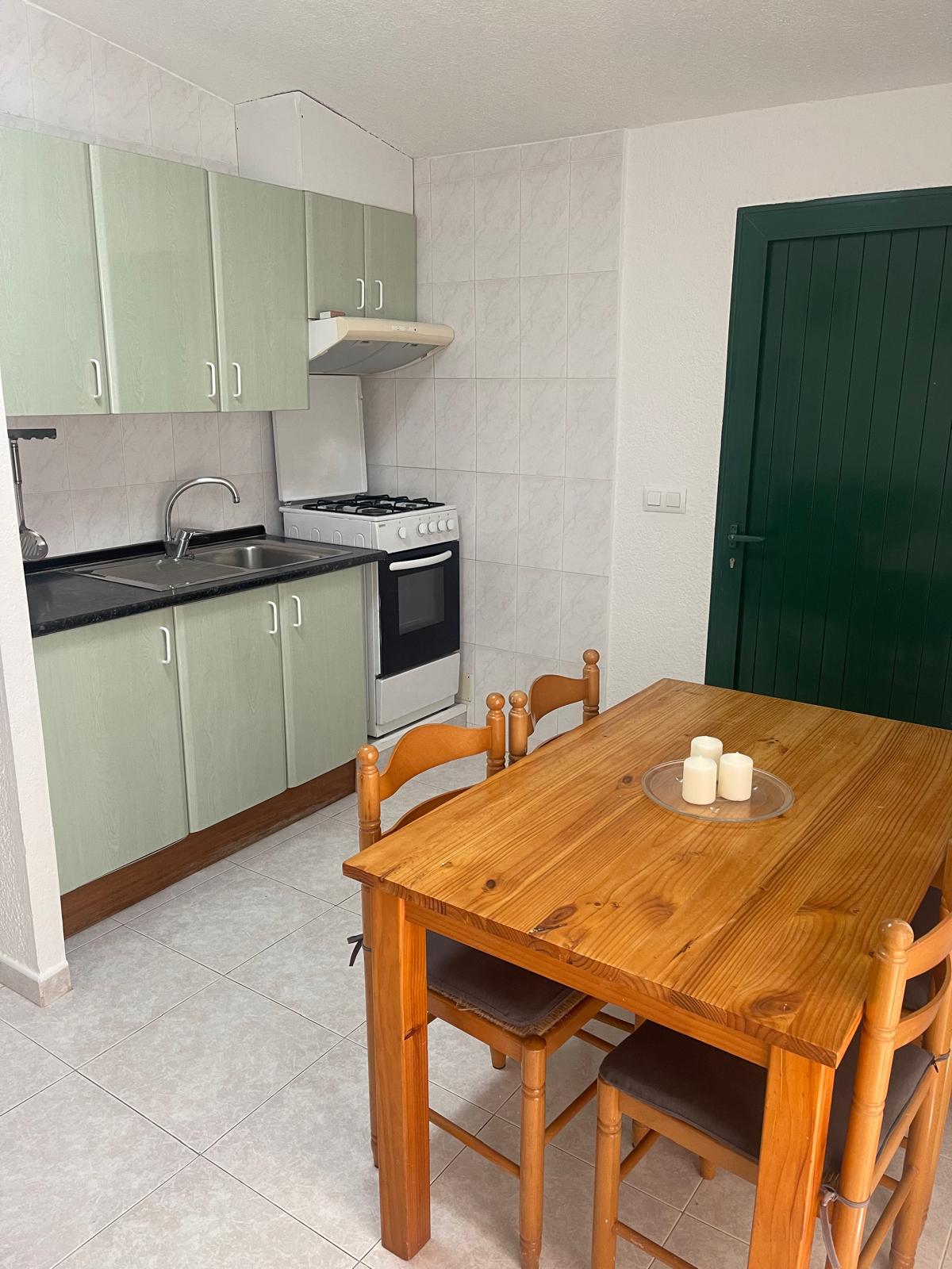 Cocina equipada con zona de comedor