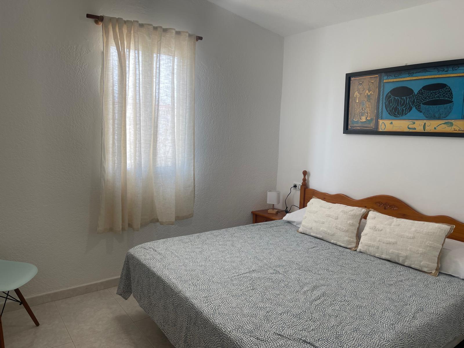 Dormitorio con cama de matrimonio
