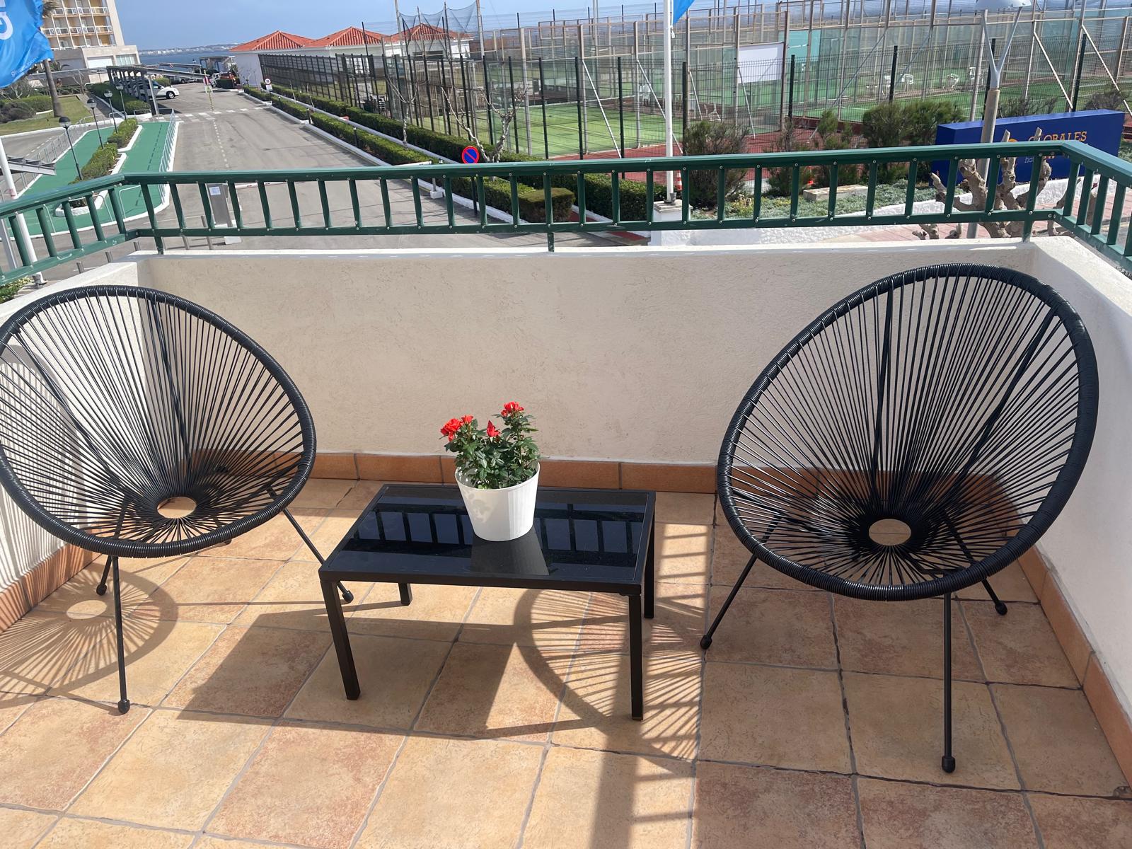 Terraza del Alojamiento Delfimar Norte con vistas al Mediterráneo