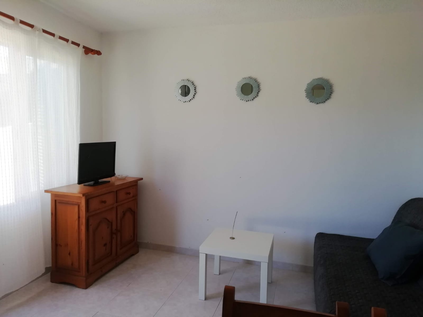 Salón con televisión y zona de descanso